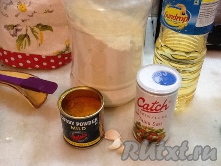 В куриный фарш добавляем яйцо, соль, порошок карри, пропущенный через пресс чеснок и хорошо перемешиваем. Затем добавляем чуть водички (или молочка) и муку, перемешиваем еще раз до однородной массы.