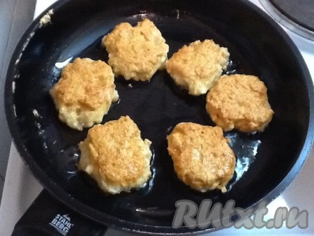 Обжариваем с одной стороны минут 5 на среднем огне, затем переворачиваем и обжариваем с другой стороны. Должны получиться слегка золотистые котлетки!