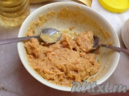 В куриный фарш добавляем яйцо, соль, порошок карри, пропущенный через пресс чеснок и хорошо перемешиваем. Затем добавляем чуть водички (или молочка) и муку, перемешиваем еще раз до однородной массы.