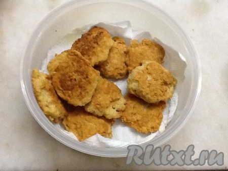 Перекладываем в емкость на бумажные полотенца - чтобы удалить лишнее масло. Накрываем крышкой и жарим следующую партию.