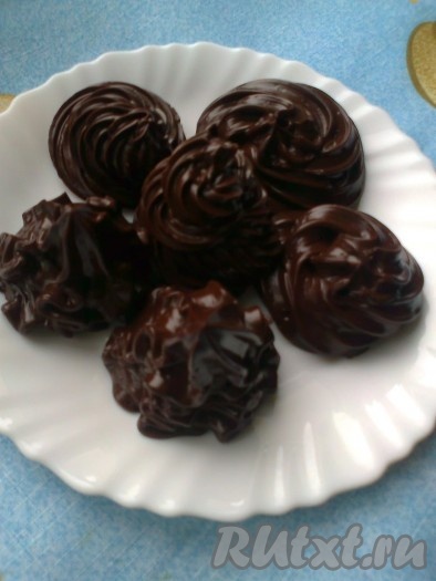 Его можно намазать на хлеб или использовать для украшения пирожных и тортов, получится очень нарядно.