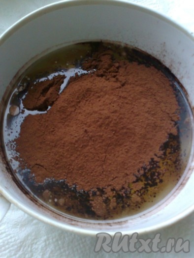 Дальше все просто: в посуду с подсолнечным рафинированным маслом добавляем молоко и сверху просеиваем пудру, ванильный сахар, крахмал и какао.
