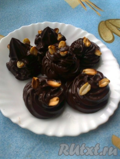 Его можно намазать на хлеб или использовать для украшения пирожных и тортов, получится очень нарядно.