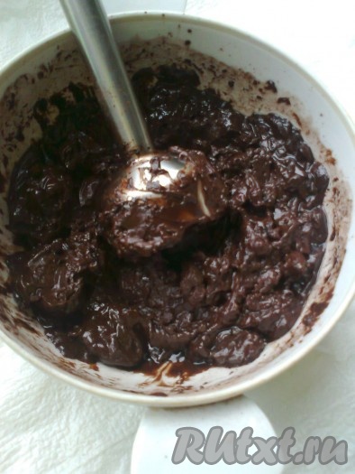 Помещаем в посуду блендер и начинаем взбивать на средней скорости, через пару секунд шоколад&nbsp; начнет загустевать. Опуская и поднимая блендер, взбиваем еще несколько секунд. Как только масса станет по консистенции напоминать густую сметану, домашний шоколад готов.
