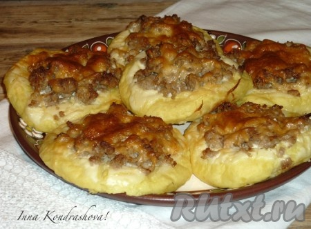 Вкусные, аппетитные, с румяной корочкой ватрушки готовы. Дать им немножко остыть, затем снять с противня с помощью деревянной лопатки и подавать на стол. Из этого количества ингредиентов получилось шесть наивкуснейших картофельных ватрушек с фаршем. 
