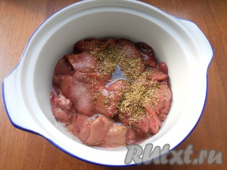 Куриную печень вымыть, поместить в небольшую жаропрочную форму. Добавить соль, хмели-сунели и растительное масло.