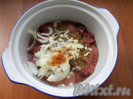 Добавить к печени нарезанный тонкими полукольцами репчатый лук и измельченный чеснок, также добавить красный молотый перец, перемешать.
