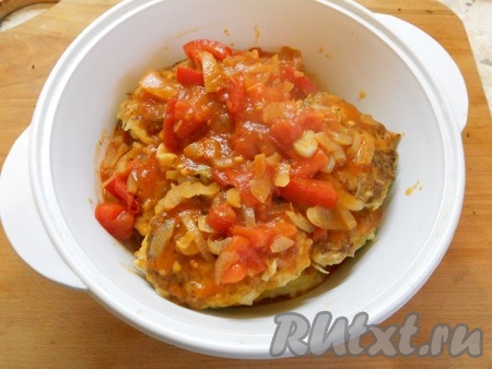 В той же сковороде разогреть растительное масло, выложить нарезанный кусочками репчатый лук, обжарить, иногда помешивая, до румяности. Далее добавить нарезанные небольшими кусочками свежие помидоры и томатную пасту, влить бульон. Подливу перемешать, посолить, поперчить, добавить измельченный чеснок, красный молотый перец и сахар. Дать подливе прокипеть минуты 3-4. Готовую подливу вылить на котлеты.
