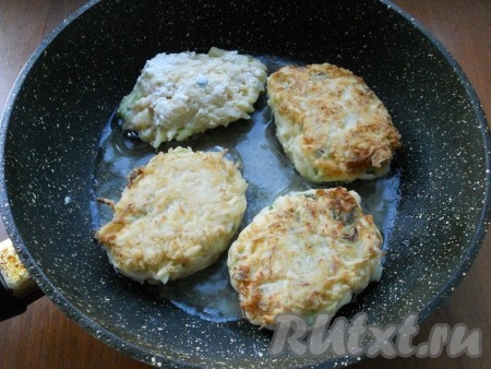 Перемешать еще раз все ложкой, после чего сформировать котлеты, обвалять их в муке. Сковороду разогреть с подсолнечным маслом и выложить котлеты. Жарить котлеты на среднем огне до румяности с двух сторон.
