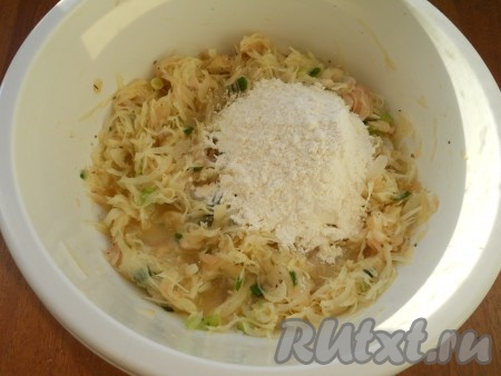 Тщательно (рукой) все перемешать и всыпать муку.