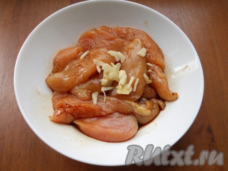 Добавить к курице измельченный чеснок и все перемешать. Оставить куриное филе на 30 минут.