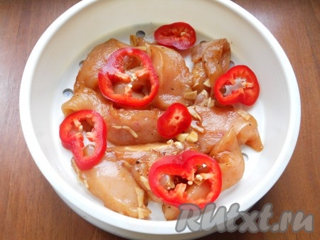 Выложить куриное филе в контейнер для варки на пару, сверху разложить колечки сладкого болгарского перца (можно и без него). В большую чашу мультиварки влить литра 2 воды.
