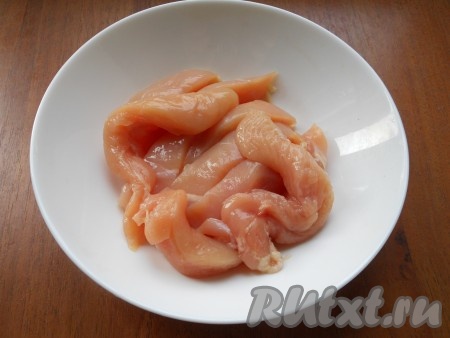 Нарезать куриное филе длинными кусочками.
