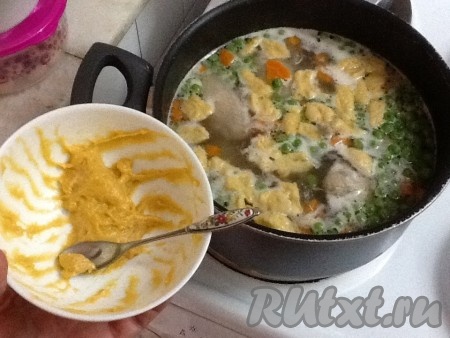 Опускаем ложечку каждый раз в горячий бульон - клецки сами уплывают в суп.