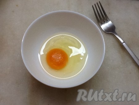 А тем временем приготовим тесто для клецок. Одно яйцо хорошо перемешиваем с солью, добавляем 2 столовые ложки муки, перемешиваем.