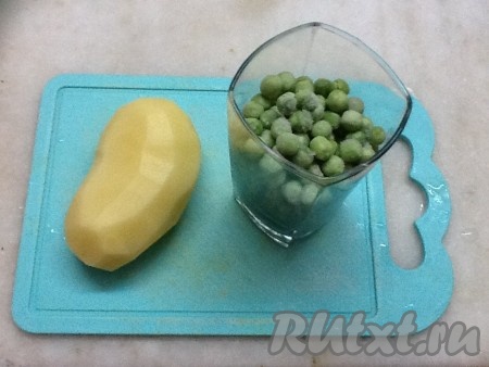 Подготовим картошку и замороженный горошек.
