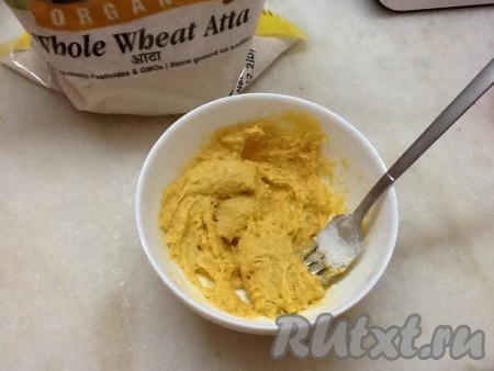 Добавляем еще 2 столовые ложки муки (у меня была овсяная мука, так как неожиданно выяснилось, что закончилась пшеничная мука) и еще раз хорошо перемешиваем до получения тугого теста.