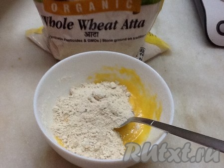 Добавляем еще 2 столовые ложки муки (у меня была овсяная мука, так как неожиданно выяснилось, что закончилась пшеничная мука) и еще раз хорошо перемешиваем до получения тугого теста.