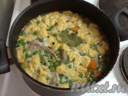 Добавляем перчик горошком и лавровый лист.