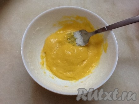 А тем временем приготовим тесто для клецок. Одно яйцо хорошо перемешиваем с солью, добавляем 2 столовые ложки муки, перемешиваем.