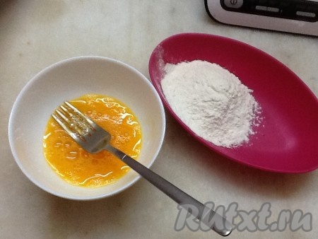 А тем временем приготовим тесто для клецок. Одно яйцо хорошо перемешиваем с солью, добавляем 2 столовые ложки муки, перемешиваем.