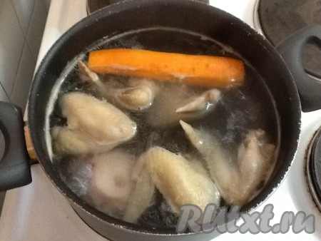 Затем добавляем соль и продолжаем варить бульон под крышкой на небольшом огне 20 минут.
