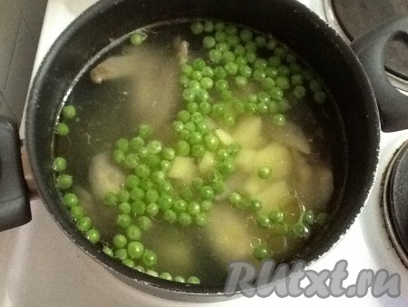 Затем добавляем зеленый горошек.