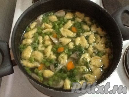 Пробуем суп на соль, если нужно досаливаем по вкусу. Посыпаем укропом (свежим или замороженным), даем прокипеть на небольшом огне еще пару минут. Наш куриный супчик с крылышками и клецками готов!