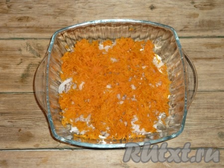 Морковь очистить и натереть на мелкой тёрке. Выложить следующим слоем.&nbsp;
