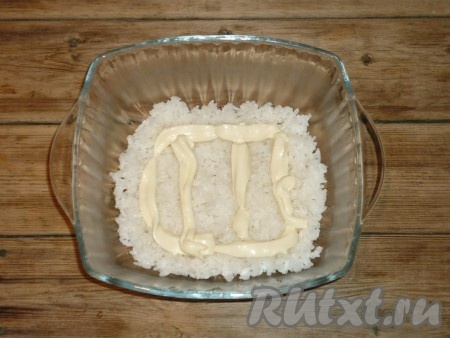 Для начала нужно отварить рис в подсоленной воде до готовности, затем воду слить, а рис остудить. Сварить яйца вкрутую и морковь. В салатницу первым слоем выложить половину риса. Добавить майонез и аккуратно его размазать по всему слою риса.&nbsp;
