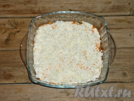 Яйца разделить на белки и желтки. Натереть их по отдельности на мелкой тёрке. На слой морковки выложить белки, промазать их майонезом.&nbsp;
