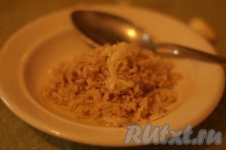 Чеснок натереть. Половину натёртого чеснока смешать с рисом, посолить.