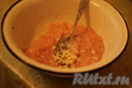 Другую половину натёртого чеснока смешать с куриным фаршем, добавить соль и перец.