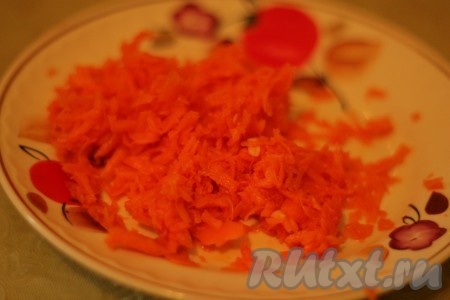 Тыкву натереть на крупной тёрке, посолить. 