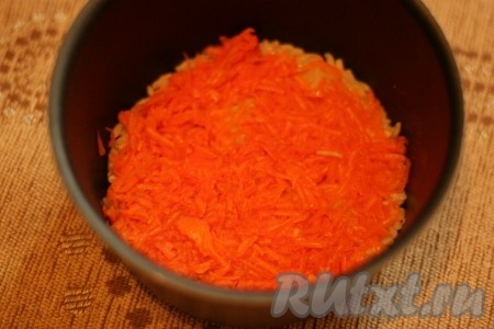 Выкладываем запеканку в форму слоями рис, тыква и накрываем куриным фаршем.