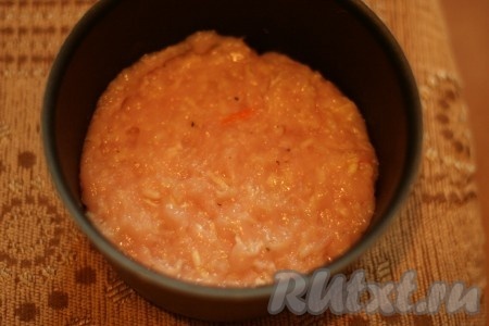 Выкладываем запеканку в форму слоями рис, тыква и накрываем куриным фаршем.