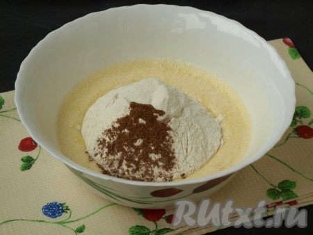 Добавить в яичную смесь просеянную муку с разрыхлителем и мускатный орех, перемешать силиконовой лопаткой. Муку лучше добавлять частями, каждый раз вмешивая её в тесто. При добавлении муки нужно ориентироваться на консистенцию теста. Тесто должно по консистенции напоминать сметану средней густоты.