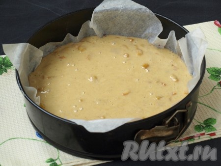 Форму для выпечки (у меня форма диаметром 24 см) застелить пергаментом (можно смазать маслом) и вылить тесто.