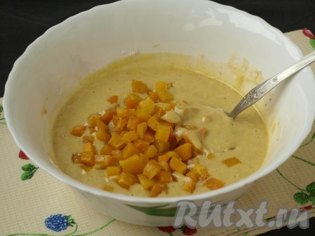 Далее добавить в тесто остывшие кусочки тыквы, хорошо перемешать. 