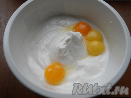 Частями всыпая сахар и ванильный сахар, продолжать взбивать белки на высокой скорости до устойчивых пиков. Далее добавить к белкам желтки и снова все взбить до однородности.