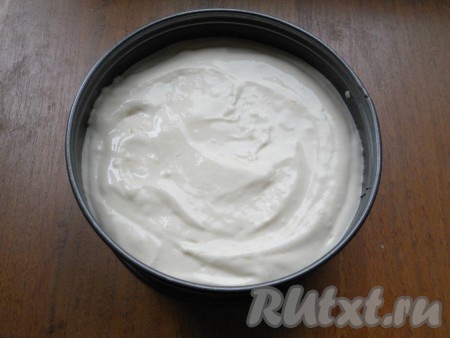 Дно разъемной формы диаметром 18-20 см застелить пергаментом и выложить в нее тесто.
