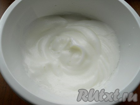 Первым делом нужно испечь бисквит и дать ему отлежаться часов 5-7. Для приготовления бисквита отделить белки (охлажденные) от желтков. Белки взбить миксером со щепоткой соли до легких пиков.