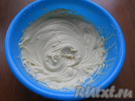 Каждую часть бисквита пропитать лимонным сиропом (или другим - кисленьким). Сироп лимонный можно приобрести в магазине, можно приготовить самому. Для приготовления лимонного сиропа в домашних условиях, добавить в воду сахар, вскипятить, когда сахар растворится, влить лимонный сок, перемешать - сироп готов! Его следует полностью остудить. Размягченное сливочное масло взбить со сгущенным молоком.
