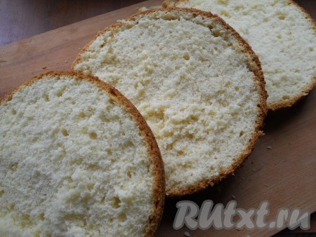 Выпекать бисквит в разогретой до 180 градусов духовке около 40 минут. Бисквит немного остудить в форме, вынуть и полностью остудить на решетке. Дать отлежаться бисквиту хотя бы часов 5. После этого бисквит разрезать на 2 или 3 части (как вам понравится, я разрезала на 3 части).