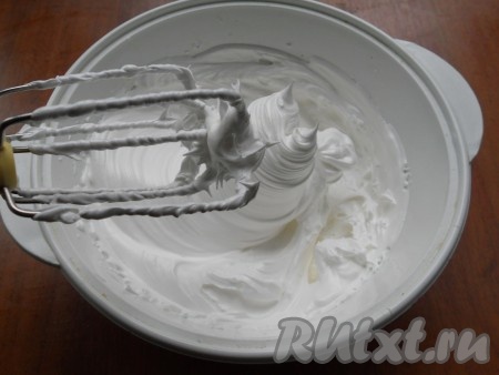 Поставить посуду с этой смесью на водяную баню, взбивать белки на максимальной скорости миксера минут 10 - до образования плотного, устойчивого крема. Снять емкость с кремом с водяной бани и продолжать взбивать еще 3-4 минуты (крем начнет наматываться на венчики и миксеру трудно будет работать - вот теперь крем готов).