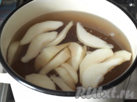 В кастрюлю с отваром добавить ещё воду (1-1,5 литра) и запаренную корицу. Довести компот до кипения, добавить сахар и нарезанные груши, ещё раз довести до кипения. Снять с огня, накрыть кастрюлю крышкой и оставить компот настояться.