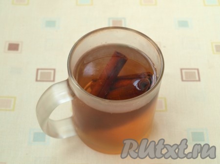 Палочки корицы положить в чашку и залить крутым кипятком, для того чтобы они отдали свой аромат.
