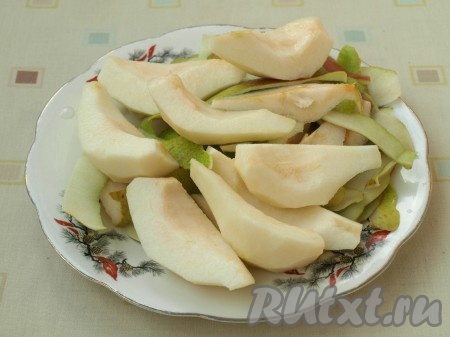 Груши очистить от шкурок, нарезать дольками.
