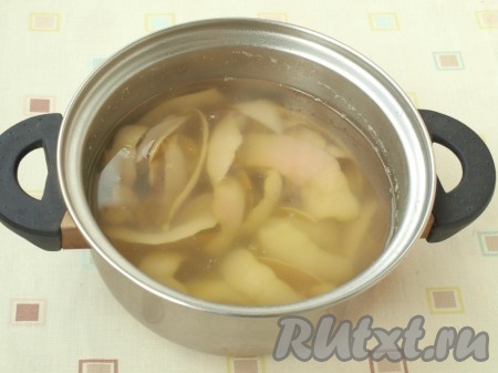 Залить шкурки груш литром воды и поставить на огонь, довести до кипения и варить на небольшом огне 15 минут.
