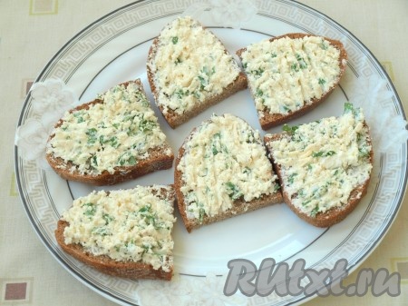 Ломтики хлеба смазать готовой массой.